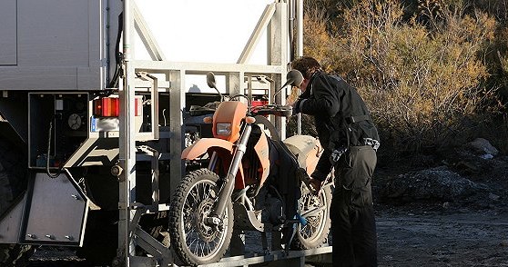 Hydrauliczna rampa mieści dwa motocykle. W ofercie są też Unicaty z rampą na...quada /materiały prasowe