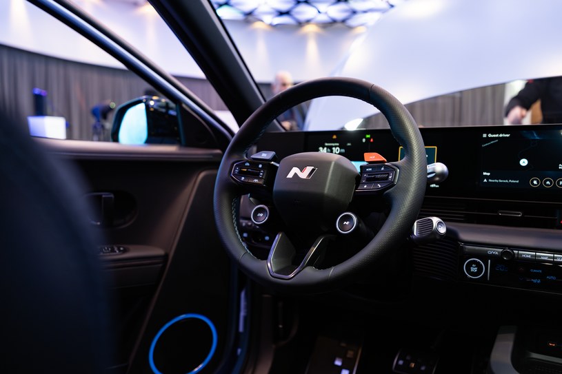 Hyundai IONIQ 5 N ma przemodelowaną konsolę środkową, sportową kierownicę i kubełkowe fotele /Jan Guss-Gasiński