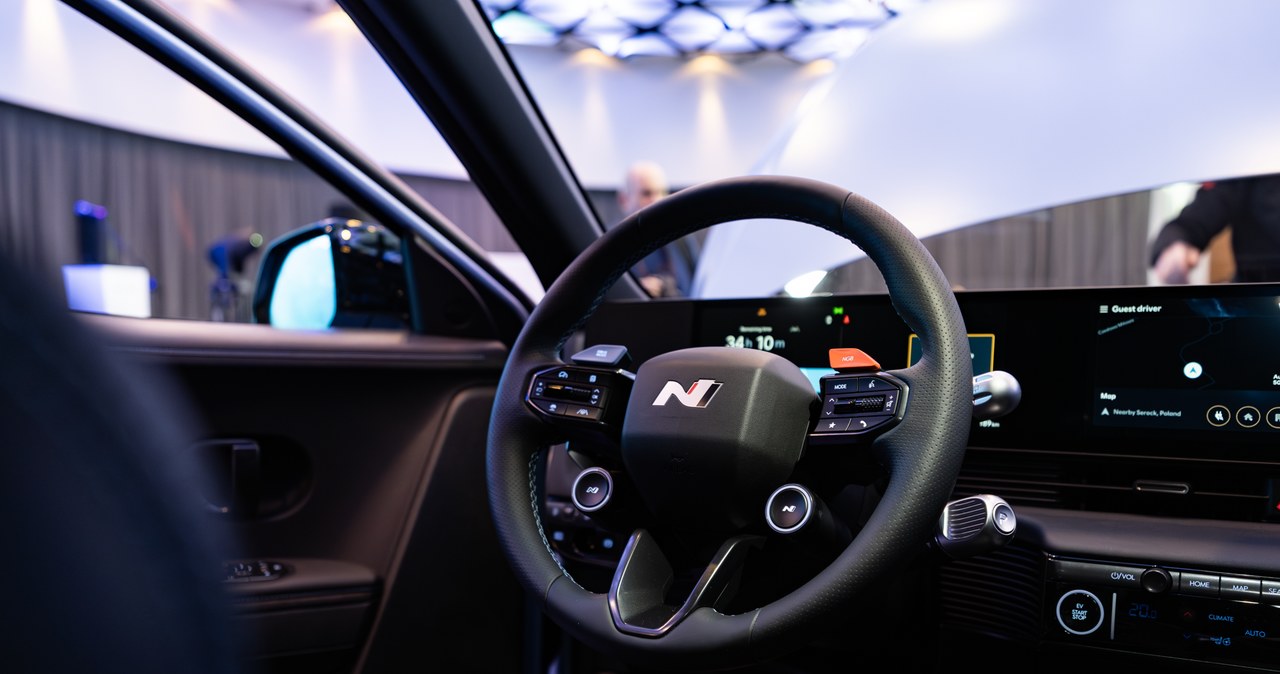 Hyundai IONIQ 5 N ma przemodelowaną konsolę środkową, sportową kierownicę i kubełkowe fotele /Jan Guss-Gasiński