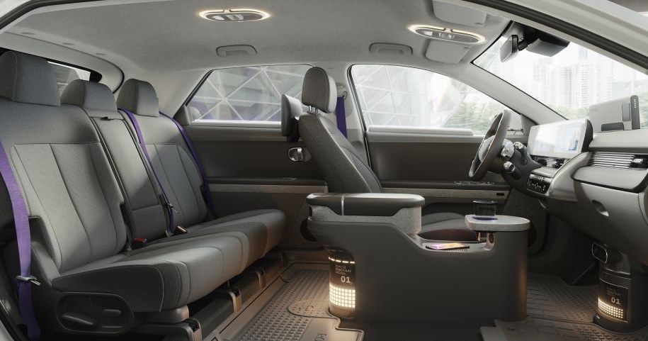 Hyundai IONIQ 5 Robotaxi ma zmodyfikowane wnętrze, aby podnieść komfort podróżnych /.