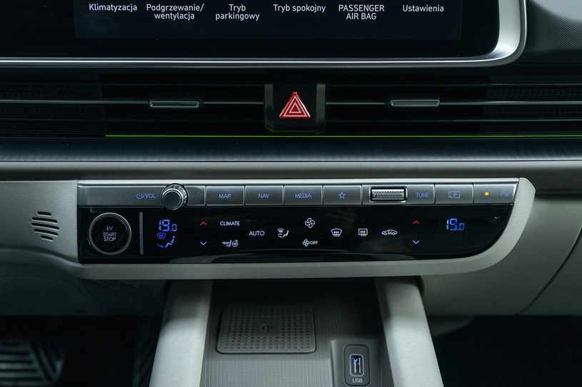 Hyundai Ioniq 6 ma osobny panel klimatyzacji. To się chwali /Karol Tynka