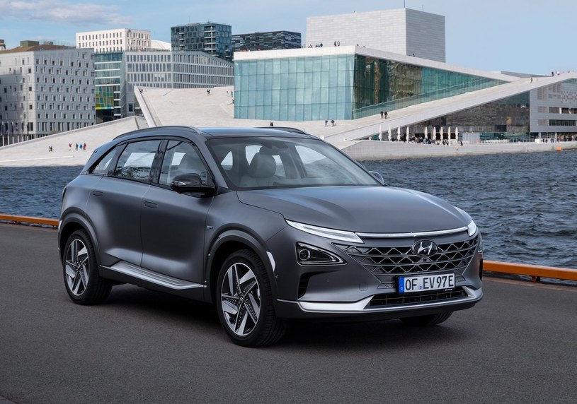 Hyundai NEXO to już kolejna generacja wodorowych osobówek koreańskiego producenta /.