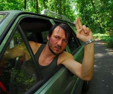 I pewnie tkwiłby Więckiewicz na tym trzecim planie do tej pory, gdyby nie... Juliusz Machulski, który jako producent obrazu Tomasza Wiszniewskiego "Wszystko będzie dobrze" miał najpewniej wpływ na to, że główna rola trafiła do jego nowego ulubionego aktora. Za rolę wuefisty-pijaka, który pomaga nastoletniemu chłopcu w karkołomnym biegu do Częstochowy, artysta otrzymał nagrodę na festiwalu w Gdyni, ale ważniejsze było wówczas to, że w końcu pokazał jak ogromne możliwości w nim drzemią, a zarazem dał się poznać szerokiej widowni i środowisku filmowemu.

Rok 2007 w ogóle był dla aktora udany, bo oprócz kreacji u Wiszniewskiego zagrał też jedną z głównych ról w serialu "Odwróceni", a następnie w jego filmowej kontynuacji - "Świadku koronnym" (na zdjęciu z ekranową żoną - Małgorzatą Foremniak). Jego Jan "Blacha" Blachowski, nawrócony gangster, który stara się za wszelką cenę chronić swoją rodzinę, bardziej przypadł do gustu widzom niż policjant Sikora (Artur Żmijewski) w telewizyjnej i dziennikarz Kruk (Paweł Małaszyński) w filmowej wersji opartej na faktach historii.