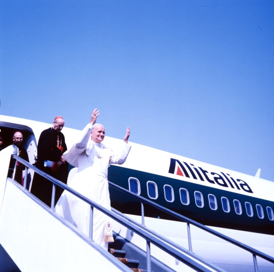 I pielgrzymka do Polski papieża Jana Pawła II w dniach 2-10 czerwca 1979 roku. Ceremonia powitania Ojca Świętego na lotnisku Okęcie. Na zdjęciu: papież w towarzystwie prymasa Stefana Wyszyńskiego opuszcza pokład samolotu włoskich linii lotniczych Alitalia. /Jan Morek /PAP