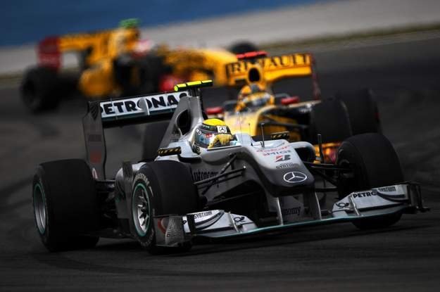 I tak przez cały wyścig: Kubica za Rosbergiem /AFP