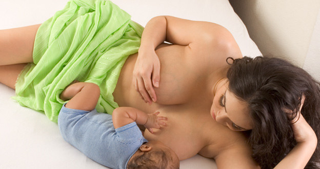 I ty możesz karmić dziecko piersią bez problemów! /123RF/PICSEL