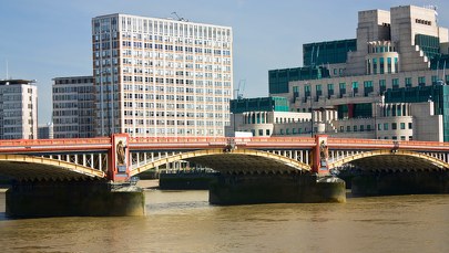 ​I ty możesz zostać Jamesem Bondem. Brytyjski wywiad łagodzi zasady rekrutacji