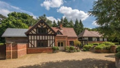 I Ty możesz zostać sąsiadem królowej! Wystarczy kupić dawną stację kolejową...