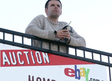 Ian Usher na dachu swojego domu w Perth, 23 czerwca 2008 /AFP