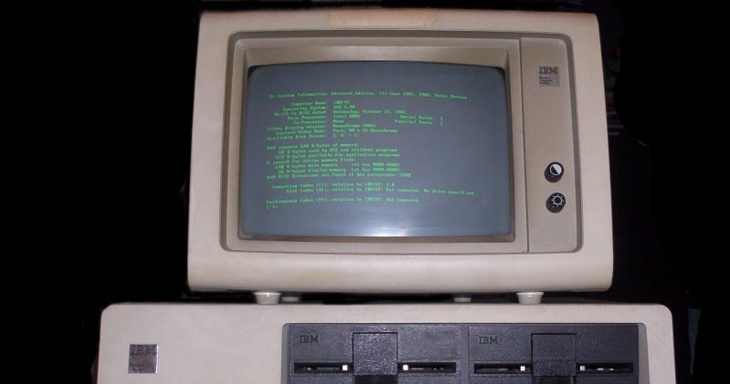 IBM PC 5150 z monochromatycznym monitorem 5151. Fot. Boffy b /Wikipedia