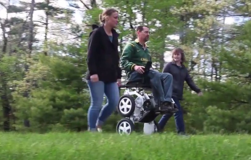 iBOT to czterokołowy wózek inwalidzki, który potrafi balansować na dwóch kołach /Informacja prasowa