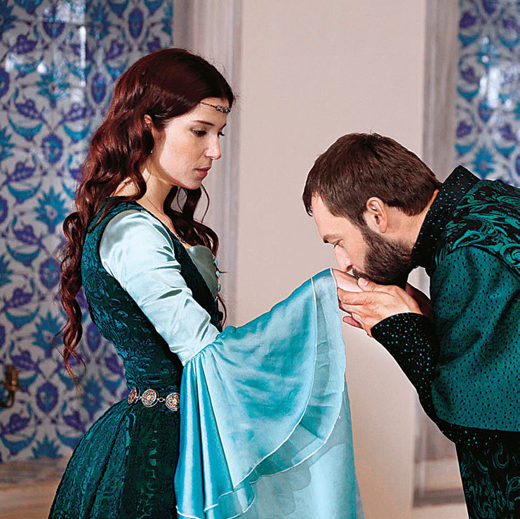 Ibrahim (Okan Yalabik) i zakochana w nim sułtanka Hatice (Salma Ergeç). Oboje długo ukrywali swoją miłość /Tele Tydzień