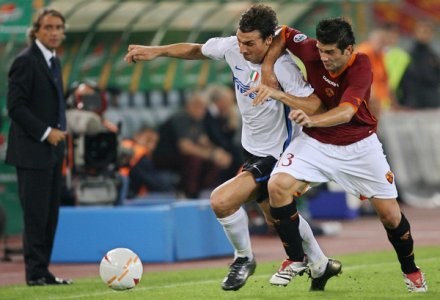 Ibrahimović walczy o piłkę, zza linii przygląda się mu Mancini /AFP