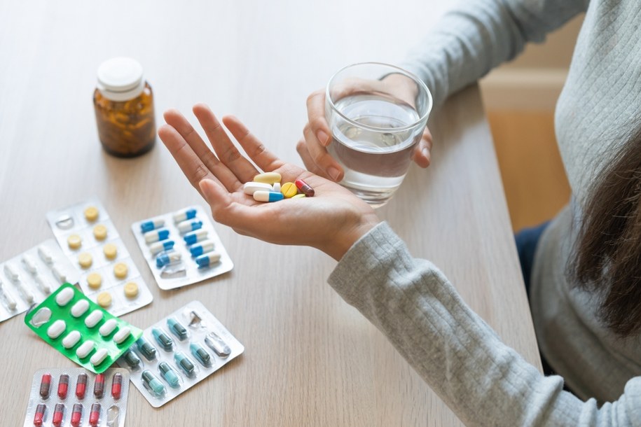 Ibuprofen i paracetamol mogą przyczyniać się do rozwoju oporności bakterii na antybiotyki - wynika z badań. /Shutterstock