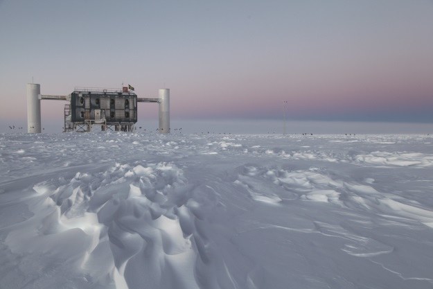 IceCube wykrył neutrina z odległych rejonów wszechświata /materiały prasowe