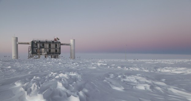 IceCube wykrył neutrina z odległych rejonów wszechświata /materiały prasowe