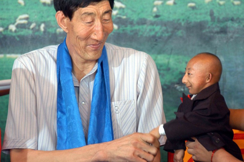 Ich spotkanie wywołało sensację. W 2007 roku spotkali się najniższy i najwyższy człowiek świata. Po lewej Bao Xishun o wzroście 234 cm, po prawej, mierzący zaledwie 74 cm, He Pingping, który zmarł trzy lata później w wieku 21 lat /123RF/PICSEL