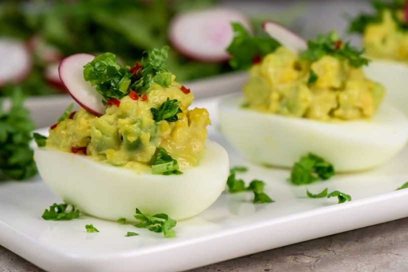 Ich świeży, lekko pikantny smak olśni gości podczas Wielkanocy. Zrób jajka faszerowane guacamole