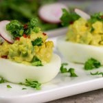 Ich świeży, lekko pikantny smak olśni gości podczas Wielkanocy. Zrób jajka faszerowane guacamole