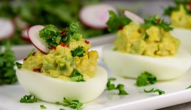 Ich świeży, lekko pikantny smak olśni gości podczas Wielkanocy. Zrób jajka faszerowane guacamole
