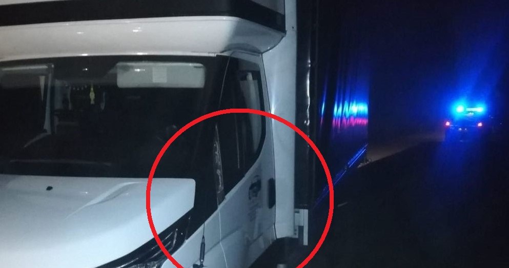 Idący prawą stroną drogi 18-latek został potrącony przez jadące z przeciwnej strony Iveco. /KPP Tomaszów Lubelski /Policja