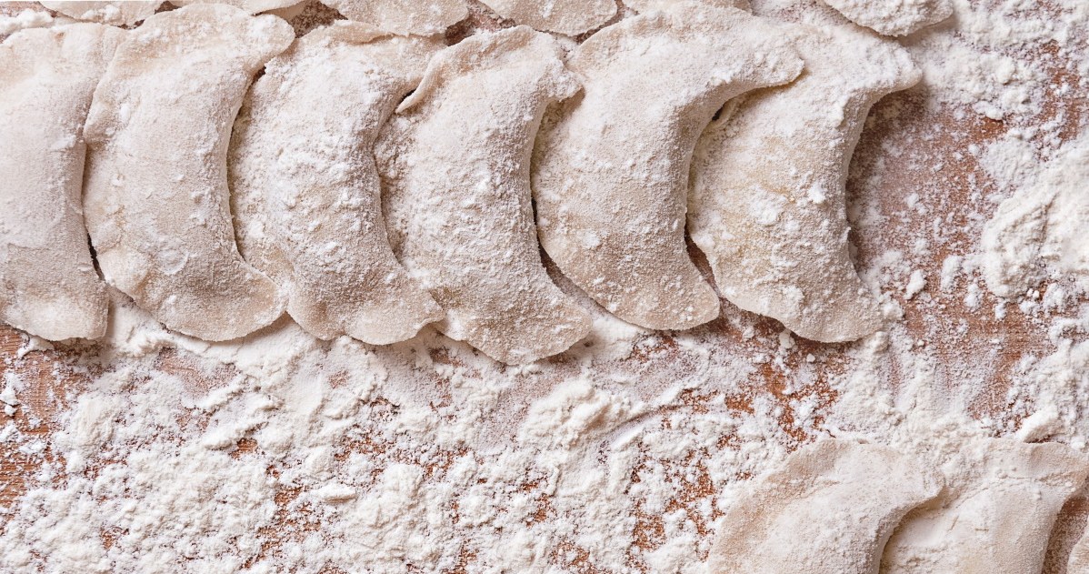 Idealne ciasto na pierogi zrobimy, łącząc wodę i maślankę /123RF/PICSEL