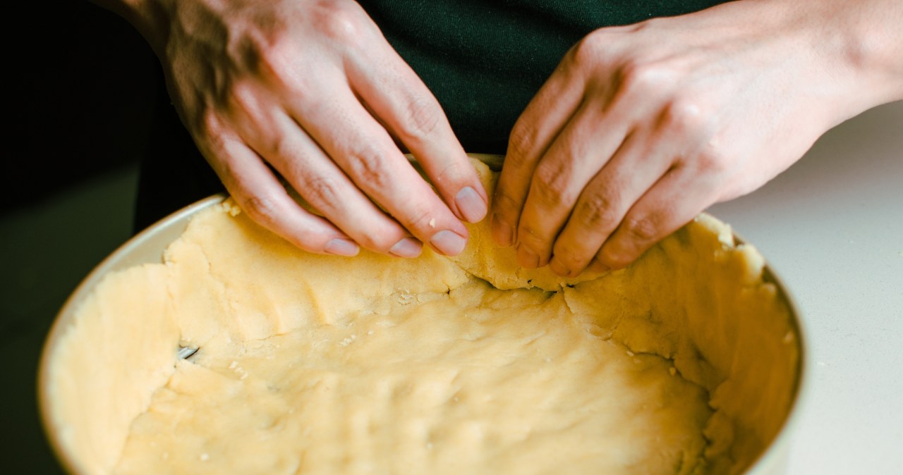 Idealnie kruche ciasto do szarlotki. Zrobisz je z zaledwie 3 składników /claujcortez /123RF/PICSEL