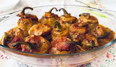 Idealnie miękkie papryki z piekarnika, sekretem jest aromatyczny farsz. Obiad jak u mamy