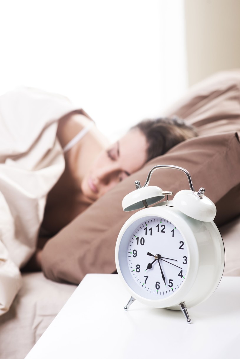 Idealny czas snu, który pozwala na utratę tłuszczu z brzucha, to osiem godzin /123RF/PICSEL
