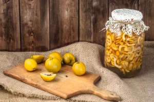 Idealny do potraw, a do tego wzmocni odporność. Jak działa "ocet młodości" z pigwy?