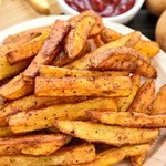 Idealny dodatek do dań z grilla. Przepis na frytki z posypką 