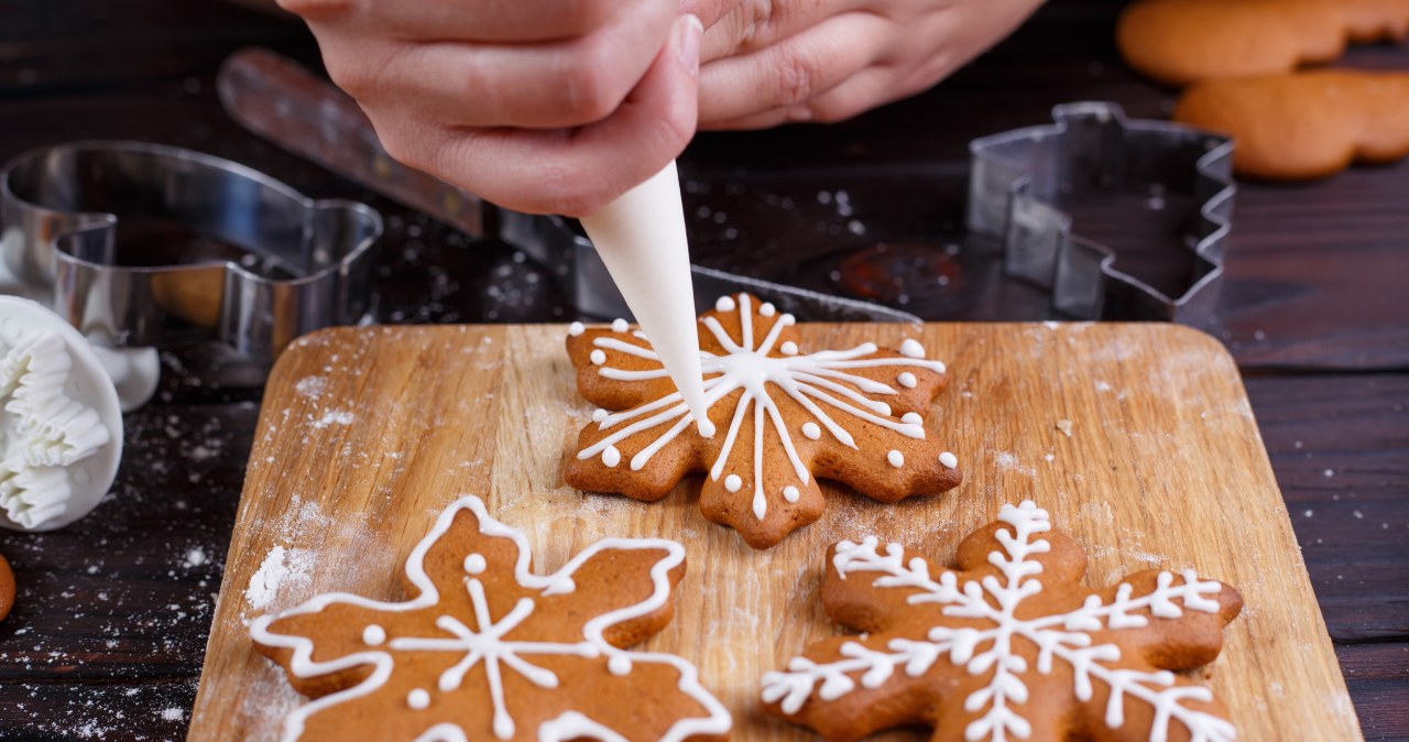 Idealny lukier do pierników zrobisz jedynie z dwóch lub trzech składników /jetsam86 /123RF/PICSEL