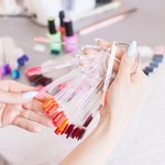 Idealny manicure dla opalonych dłoni. Pomaluj paznokcie na lato