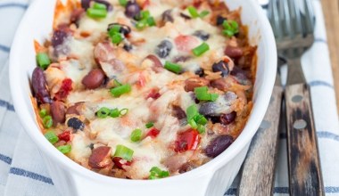 Idealny obiad dla dużej rodziny. Zapiekanka z fasolą i ryżem powstaje ekspresowo