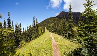 Idealny szlak na krótki dzień. Po drodze schronisko i widokowa polana
