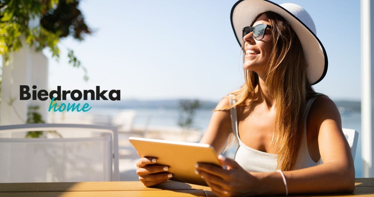 Idealny tablet na wakacje w Biedronce /adobestock/Biedronka Home /INTERIA.PL
