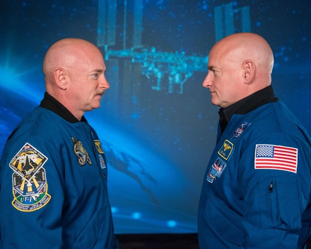 Identyczni bliźniacy, astronauci Mark (po lewej) i Scott Kelly /NASA/ Robert Markowitz /Materiały prasowe