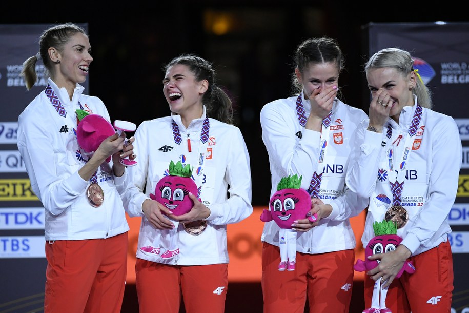 Iga Baumgart-Witan, Kinga Gacka, Natalia Kaczmarek i Justyna Święty-Ersetic, na podium halowych mistrzostw świata w lekkiej atletyce w Belgradzie /Adam Warżawa /PAP