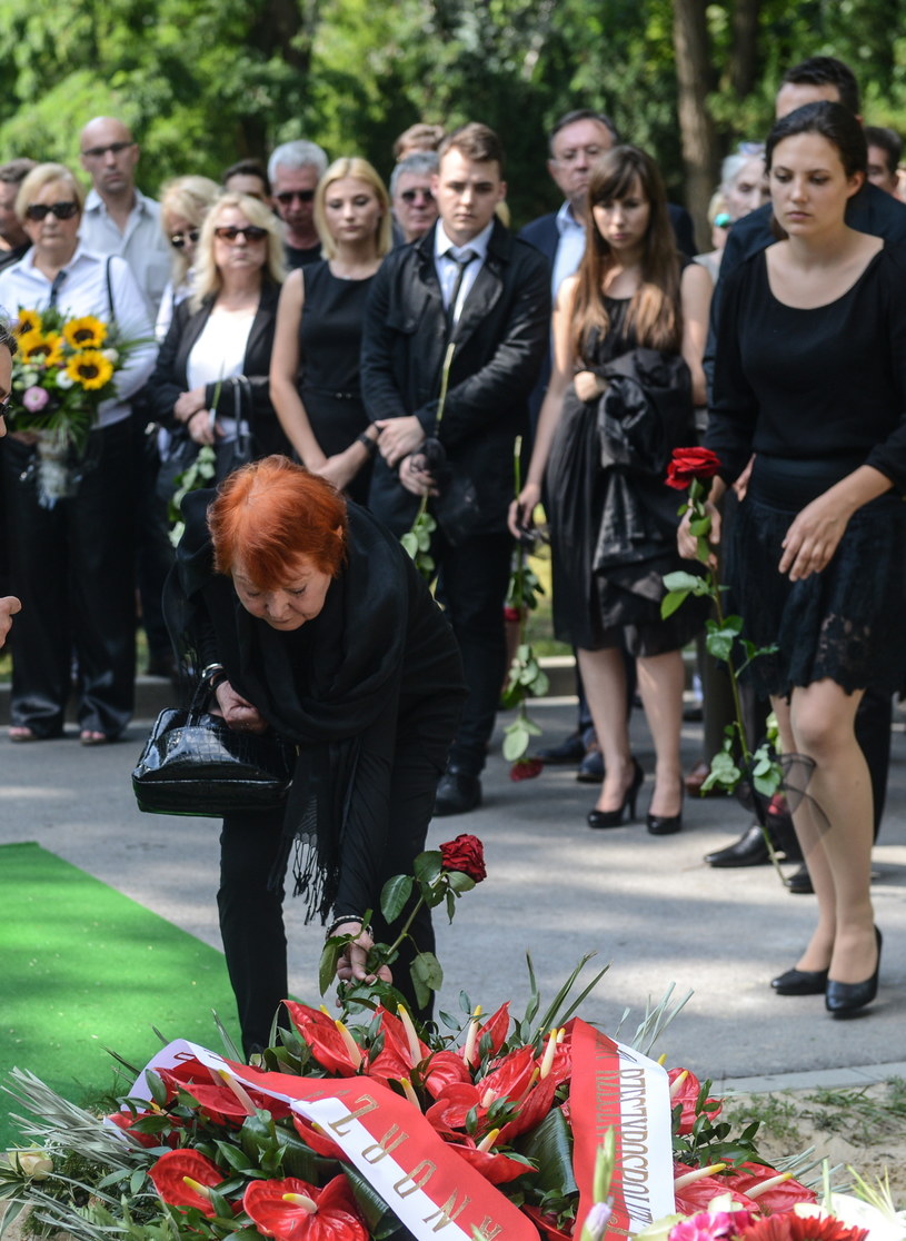 Iga Cembrzyńska podczas pogrzebu reżysera Andrzeja Kondratiuka /Jakub Kamiński   /PAP