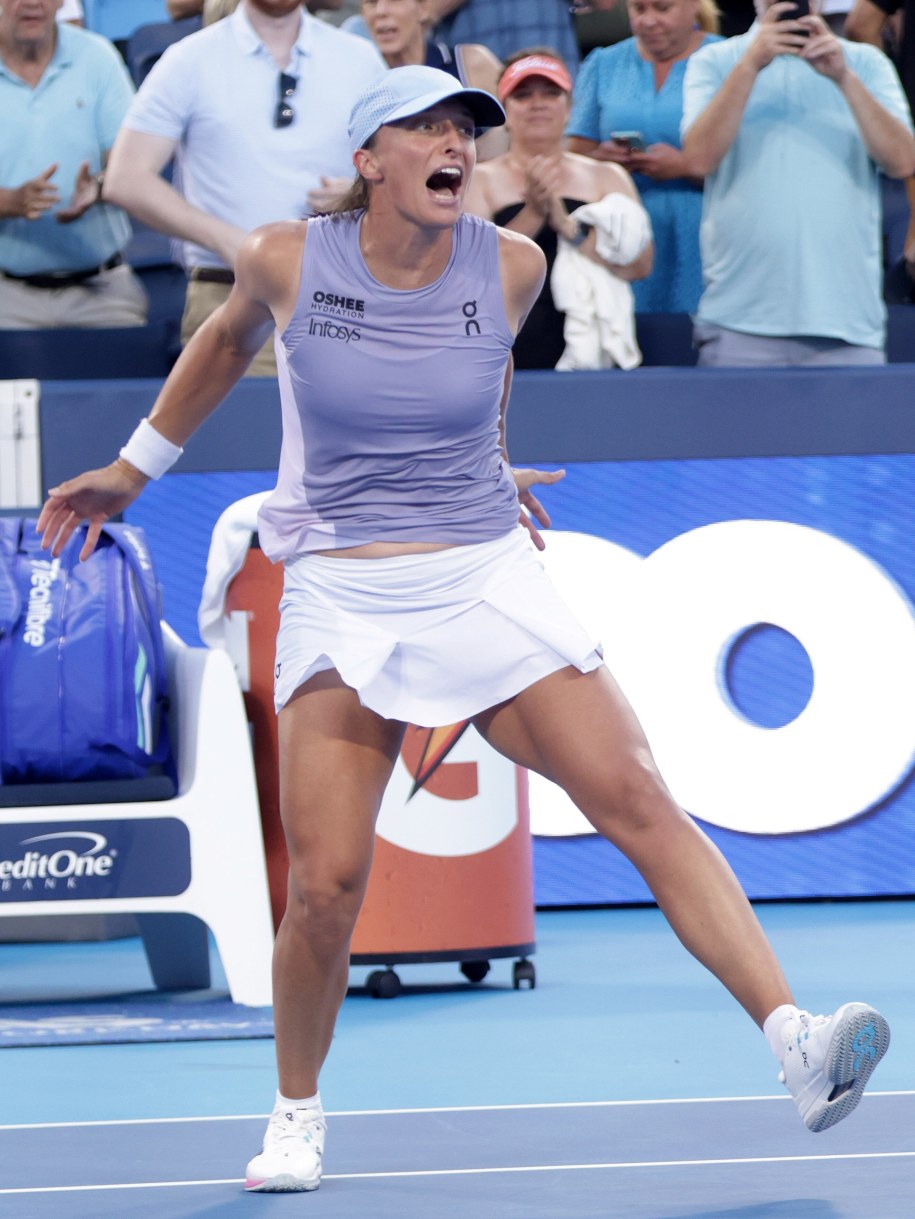 Iga Świątek ciesząca się ze zwycięstwa nad Jasmine Paolini /Mark Lyons /PAP/EPA