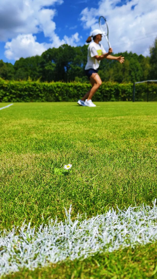 Iga Świątek ćwiczy na trawie przed Wimbledonem /@iga.swiatek /Instagram