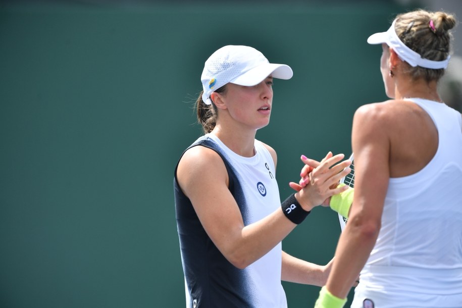 Iga Świątek i Belgijka Yanina Wickmayer po meczu półfinałowym /Piotr Nowak /PAP