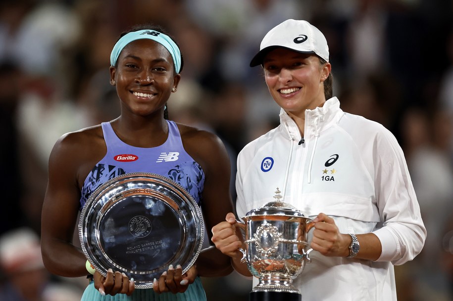 Iga Świątek i Cori Gauff po finale French Open /YOAN VALAT  /PAP