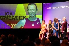 Iga Świątek i rywalki podczas losowania WTA Finals. Galeria