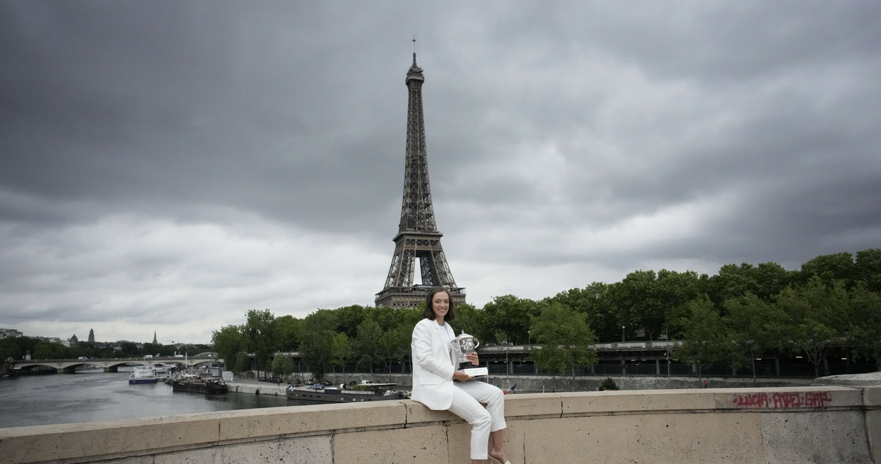 Iga Świątek na moście Bir-Hakeim /AP/Associated Press/East News /East News