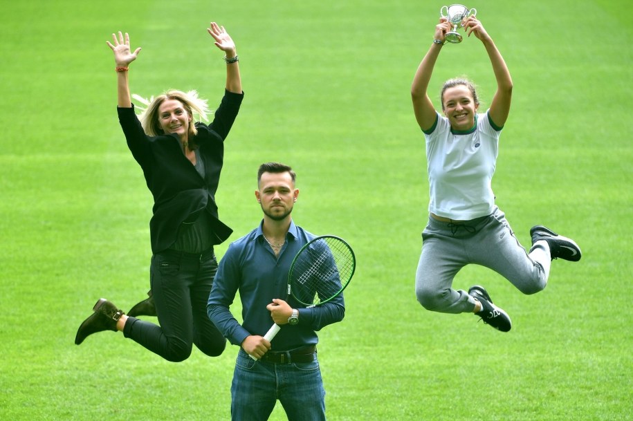 Iga Świątek (P) oraz trenerzy: Jolanta Rusin-Krzepota (L) i Piotr Sierzputowski (C) na zdj. z 2018 r. /Bartłomiej  Zborowski /PAP