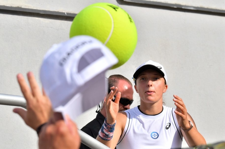 Iga Świątek (P) rozdaje piłki z autografem po wygranym meczu 1/8 finału turnieju tenisowego WTA BNP Paribas Poland Open z Rumunką Gabrielą Lee /Radek Pietruszka /PAP