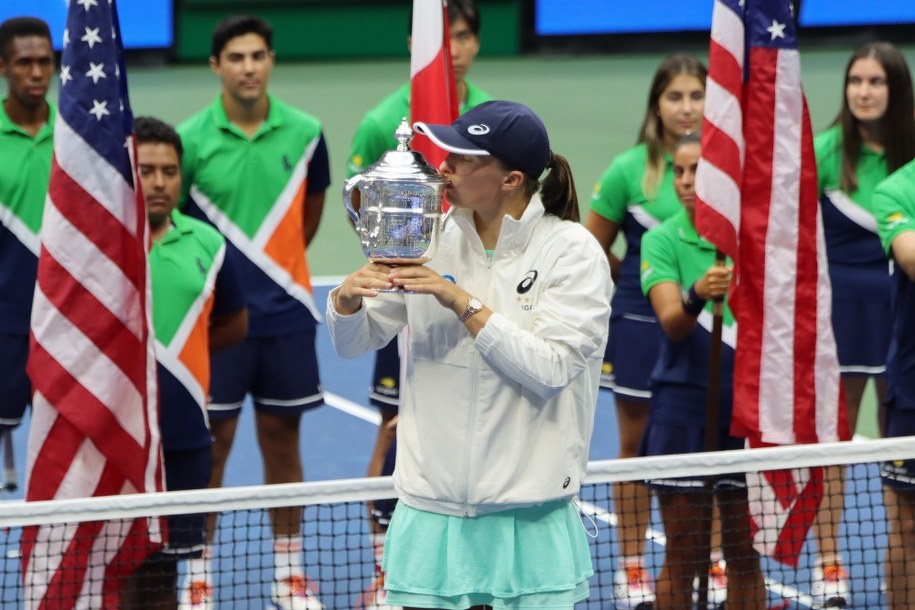 Iga Świątek po wygranym finale wielkoszlemowego turnieju tenisowego US Open z Tunezyjką Ons Jabeur /Marcin Cholewiński /PAP