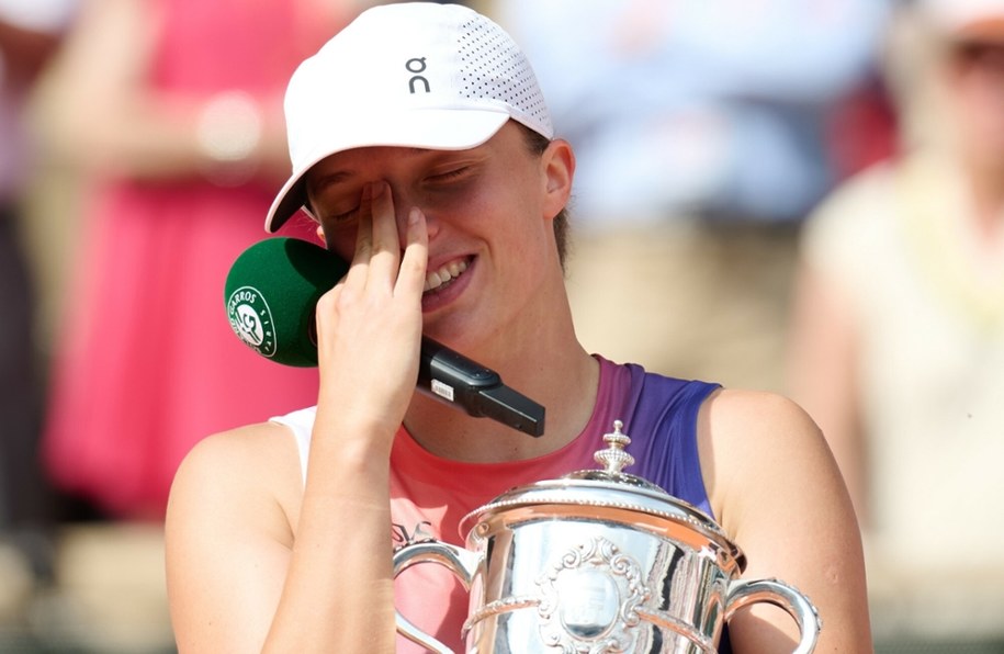 Iga Świątek podczas ceremonii dekoracji po finale Roland Garros z Jasmine Paolini, Paryż, 8 czerwca 2024 r. /Xinhua News /East News