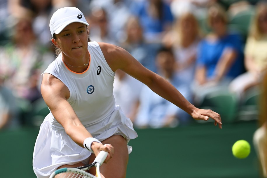 Iga Świątek podczas dzisiejszego meczu z Ons Jabeur / 	NEIL HALL /PAP/EPA